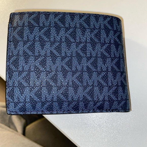Michael Kors Wallet - Picture 3 of 4